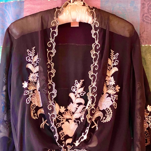 πΊπHPππΊ NWOT Stunning Black Silk Embroidered Topper - Picture 3 of 16